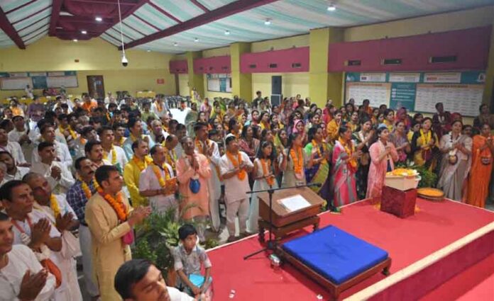 400 women and men took shelter of Srila Prabhupada in Sri Krishna Balram Temple.