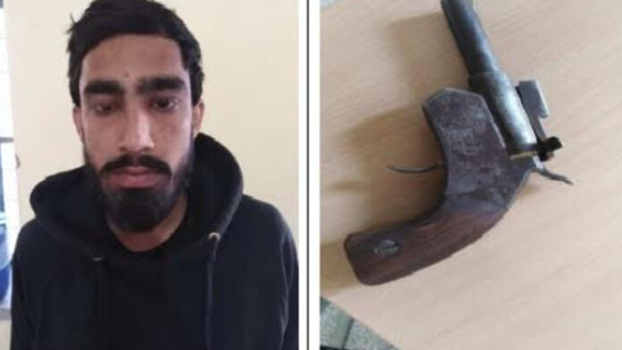 A criminal roaming around planning to commit a crime was arrested with a weapon.