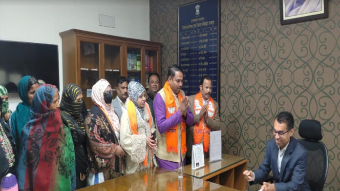 Muslim sisters of BJP Minority Morcha gave a memorandum of thanks to the Prime Minister