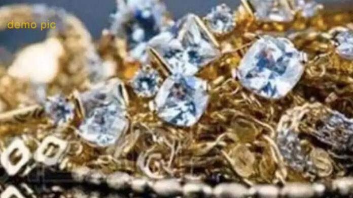 Stud diamond jewelery worth Rs 32 lakh cheated from jeweler