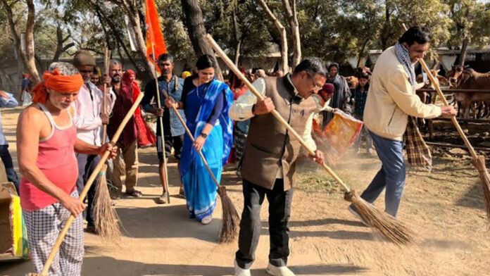 Hundreds of devotees cleaned Shri Pinjrapol Gaushala