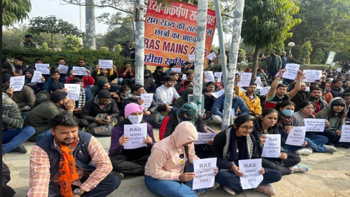 Demand to increase RAS recruitment exam: Protest outside Rajasthan University