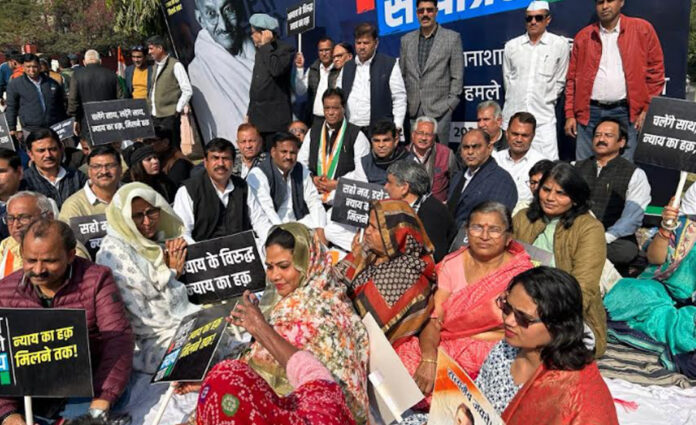 Silent Satyagraha was organized in front of the statue of Mahatma Gandhi