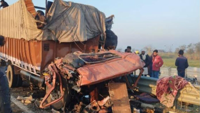 Kentra rammed into a trailer parked on the roadside, three people died in the accident