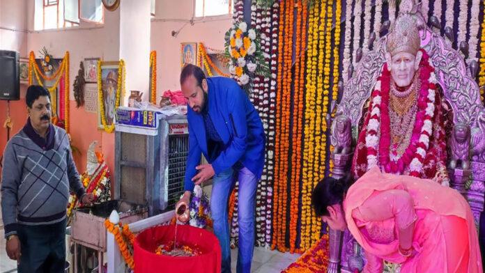 Anointing of Sai Baba's silver paduka with 101 kg Panchamrit