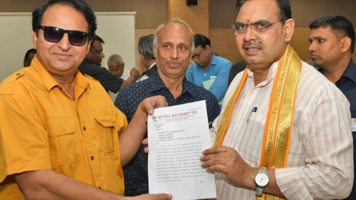 Indian Press Journalists Association President Abhay Joshi submitted memorandum