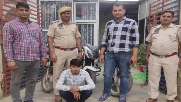 The one who stole a two-wheeler was caught by the police.