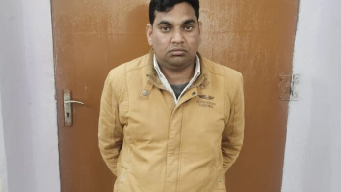 Patwari arrested taking bribe of twenty five thousand rupees