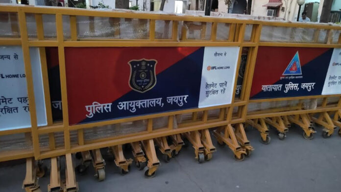 Traffic Police Jaipur gets hundred new iron barricades with the help of IIFL Home Loan.