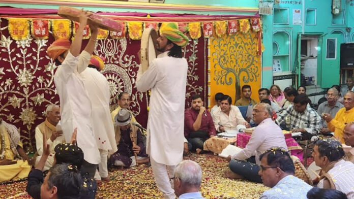 Devotees played Holi of flowers with Radha Saras Bihari in Saras Nikunj.