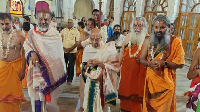 Gadi Swamiji of Shri Kanchi Prabandha Bhaikr Math was felicitated in Galata Peeth.