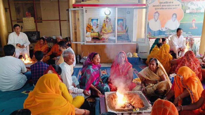 In nine days, 960 devotees chanted 14 lakh Gayatri Mahamantras and completed the havan.