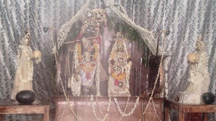 Tableau of Jal Vihar in Anand Krishna Bihari Temple: