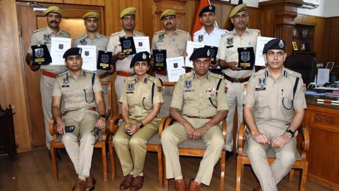 Five policemen who did excellent and commendable work were honored with the Constable of the Month award.