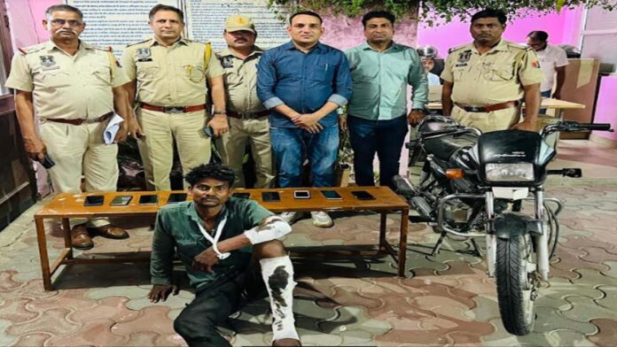 The one who snatched mobile from stolen bike was caught by the police.
