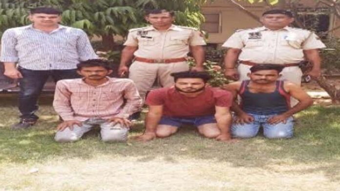 Three miscreants arrested for mobile snatching