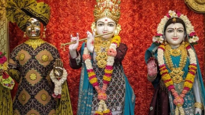 Devotee performed sandalwood service in Lord Swaminarayan temple