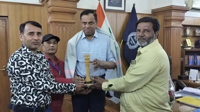 Naya Savera Sanstha team honored Jaipur Police Commissioner Joseph