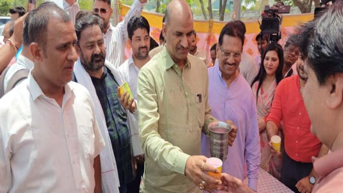 BJP state media department distributed cold drinks outside Jaipuria hospital