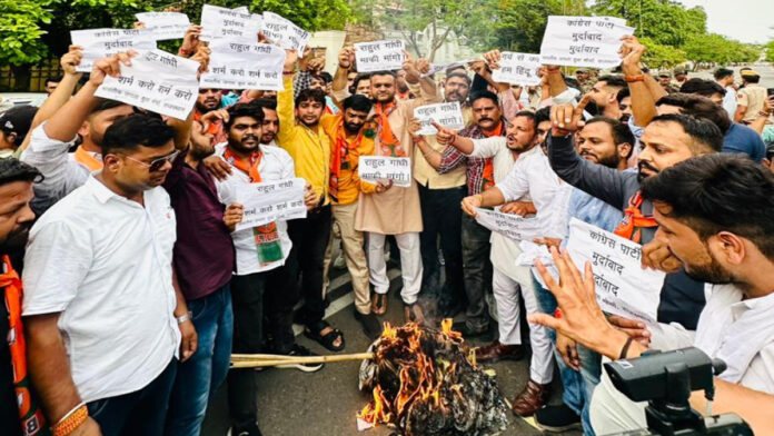 After the anti-Hindu statement of the Leader of Opposition Rahul Gandhi in Lok Sabha, BJYM burnt the effigy of Rahul Gandhi