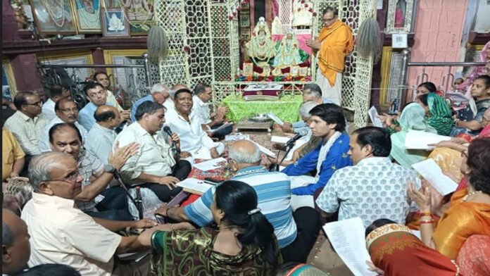 Sitaram ji Maharaj was seated in the flower bungalow