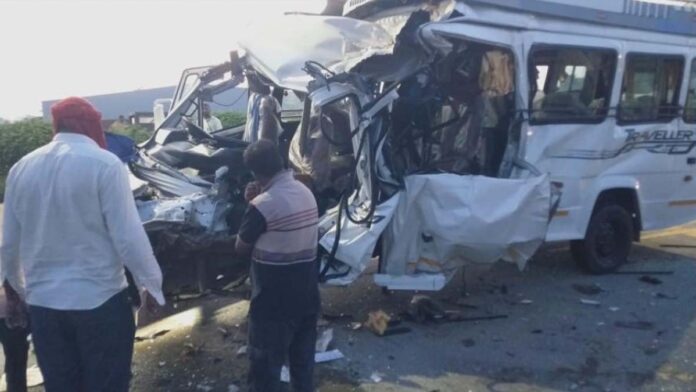 Trailer hits travel bus: a dozen passengers injured