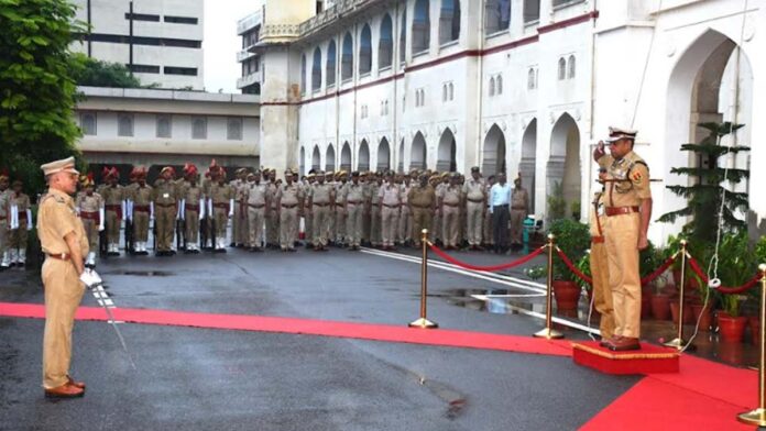 Jaipur Police Commissioner hoisted the flag in the Police Commissionerate