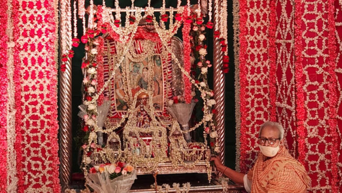 Thakurji was seated in a swing, devotees swung him On Teej