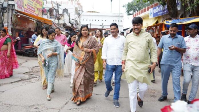 Mayor Saumya Gurjar and Commissioner did a walking tour regarding Ganesh Chaturthi