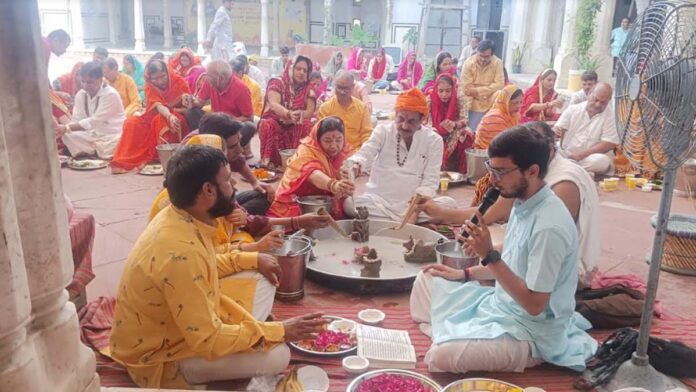 Earthen Shivling worship in Anand Krishna Bihari Temple