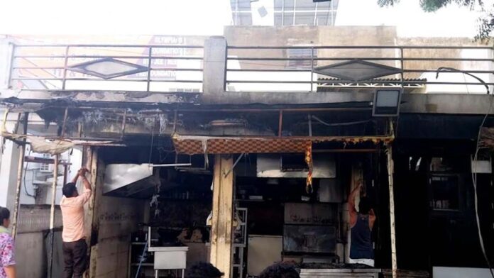 Fire broke out in a fast food centre, major accident averted