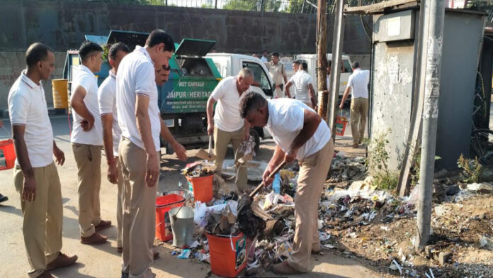 Jaipur Police Commissioner spread the message of cleanliness by doing Shramdaan