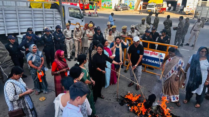 On the call of All India Mahila Congress, the effigy of Prime Minister Modi was burnt