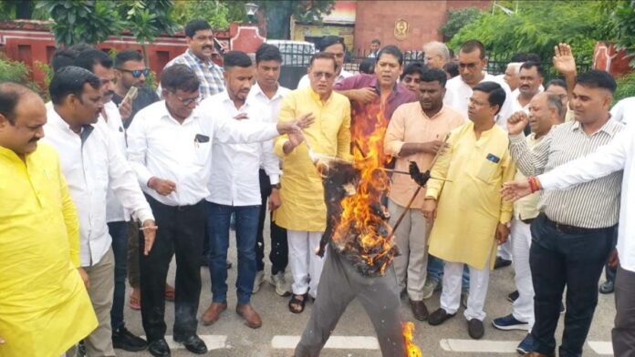 ST-ST Morcha workers burnt the effigy of Rahul Gandhi