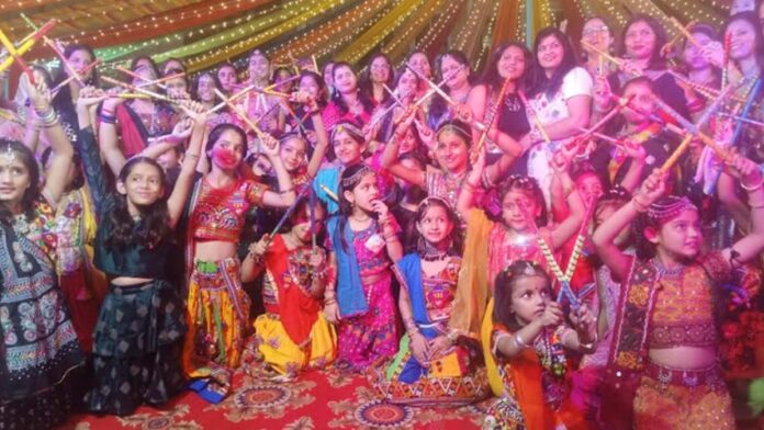 Dandiya festival was celebrated on the occasion of Sharadiya Navratri