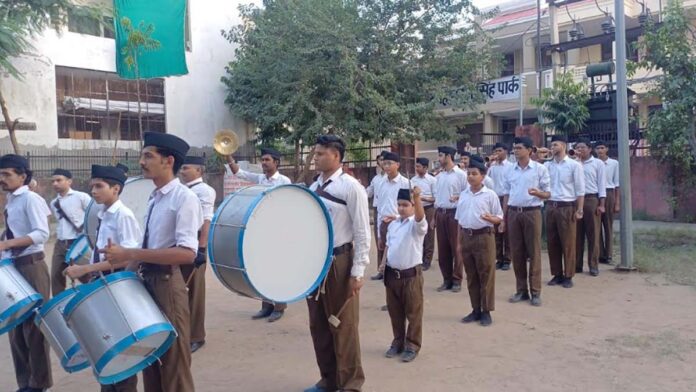 RSS procession started with sloganeering in Murlipura