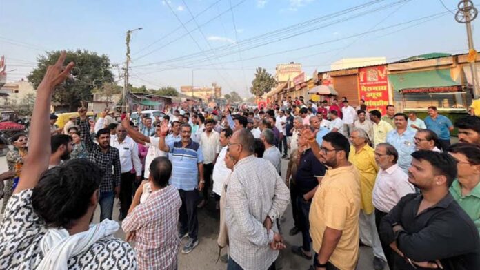 RSS worker stabbed in case: Vyapar Mandal blocked the road in protest