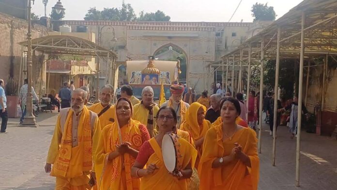 The wall of the Jyoti Kalash Rath Yatra filled the Gayatri temple