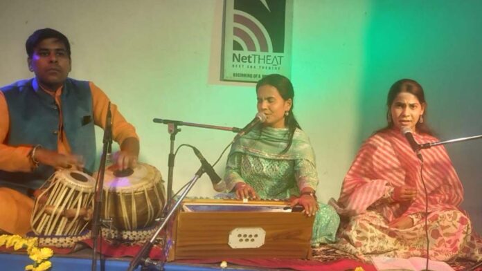 The moon decorated the ghazal evening on Net Theatre