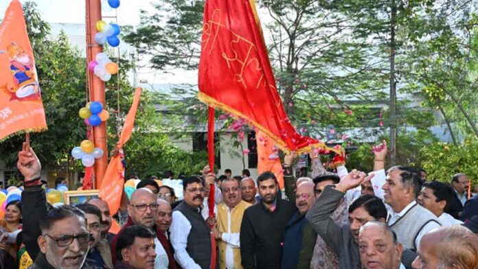 The group of saints hoisted the flag of religion at Shri Amarapura place