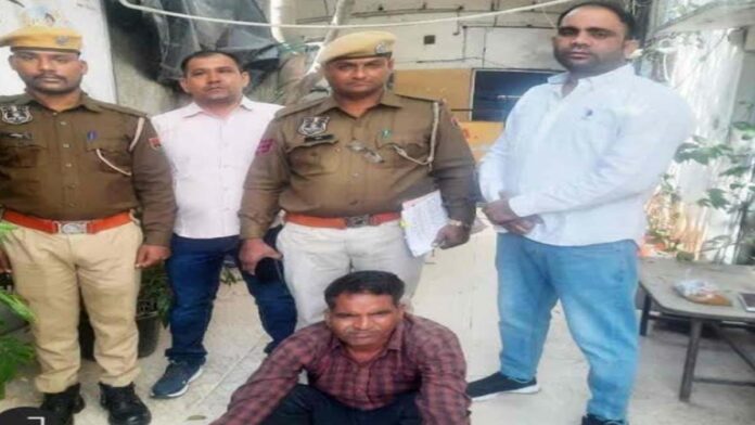 The miscreant who was pickpocketing at the bus stand was arrested along with his weapon