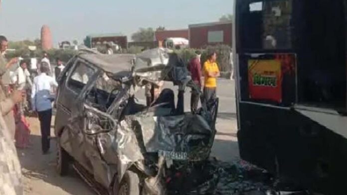 Horrible collision between roadways bus and car, eight killed