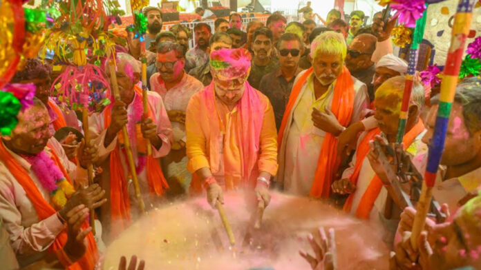 Chief Minister Bhajan Lal Sharma played Holi with the common people