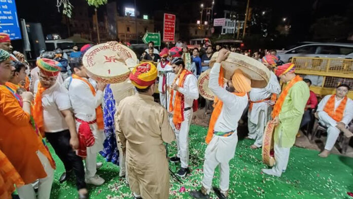 At the Fagotsav at Ajmeri Gate, even the passersby started dancing to the beats of Chang Dhap