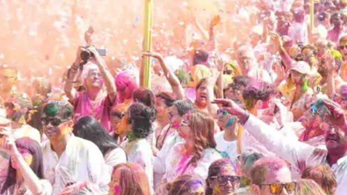 Foreign tourists played Holi with Jaipur residents