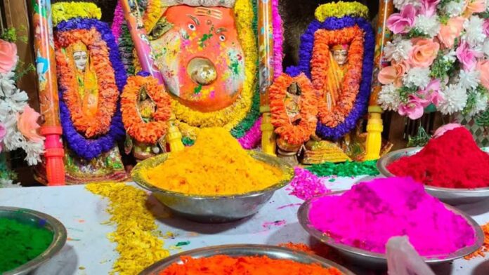 Devotees played Holi with Ganapati using Gulal and beads